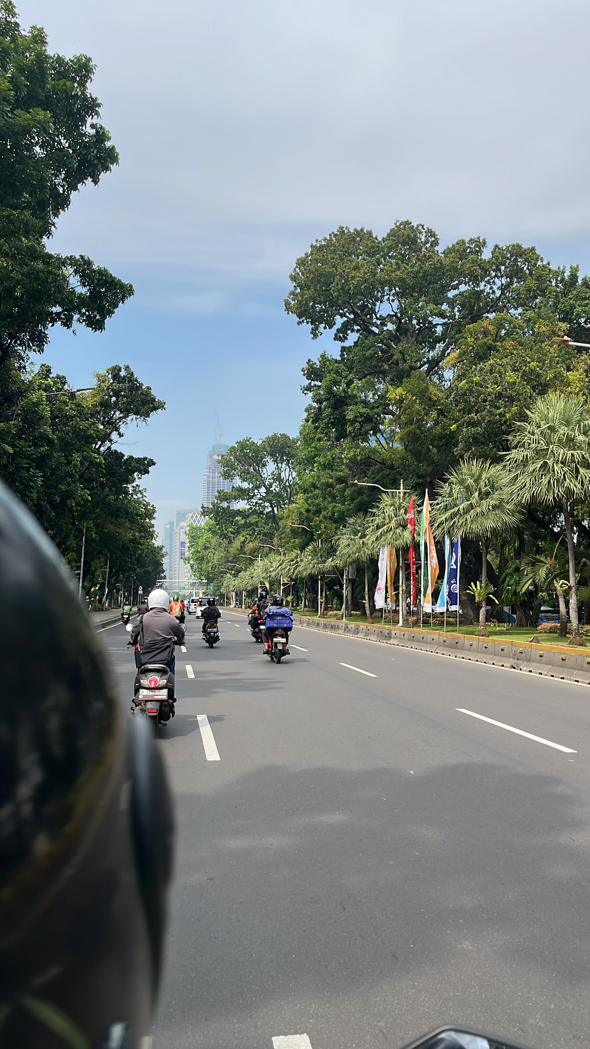 Di Antara Gedung-Gedung Tinggi Jakarta, Aku Berdiri di Lantai 42